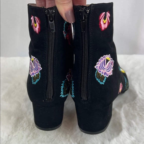 Betsy Johnson Twiggy booties 60’s vibe - Picture 4 of 11